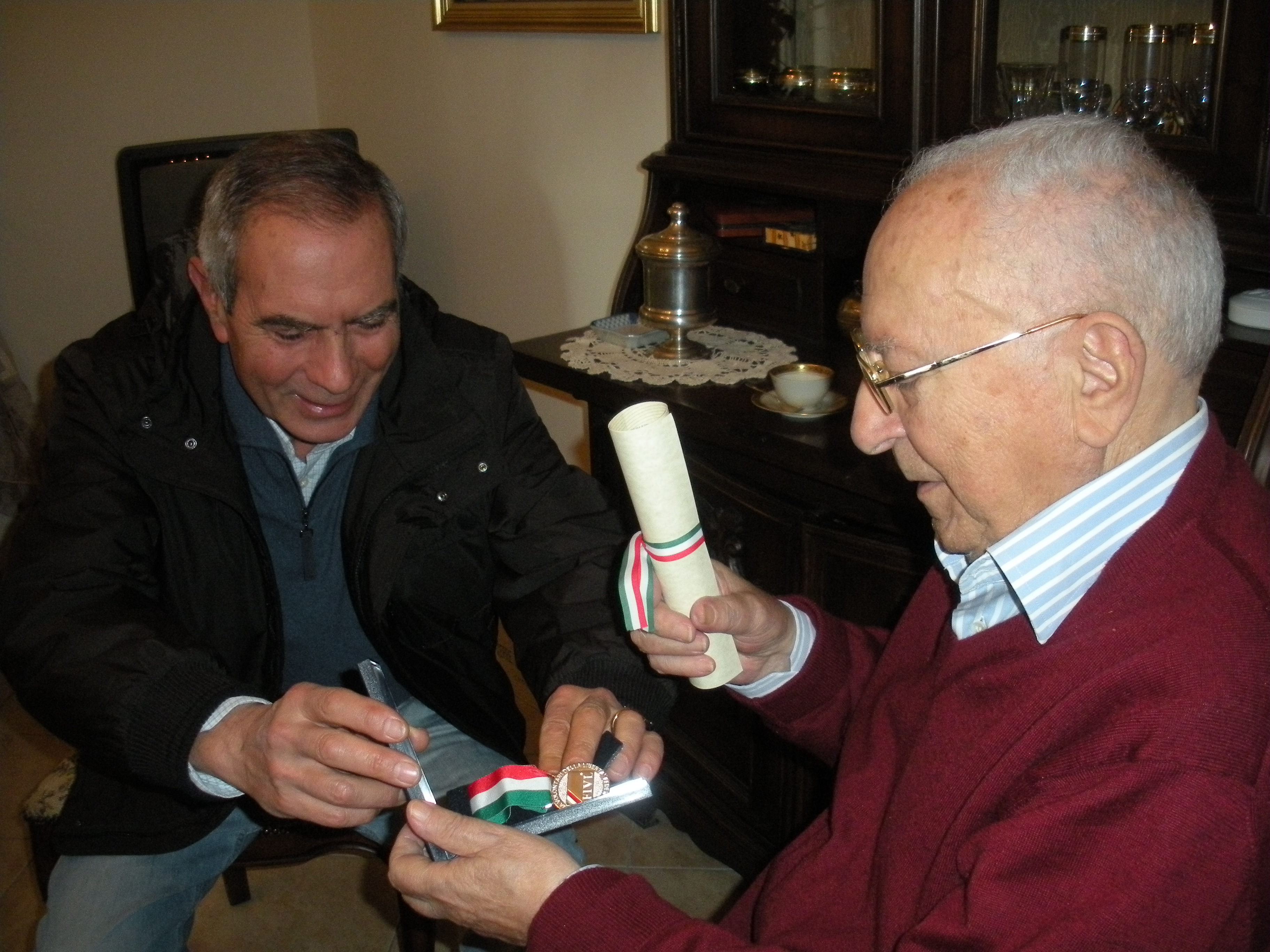 In primo piano, Carlo Santoro e sullo sfondo Amedeo Arpaia che gli consegna la medaglia della FIVL.