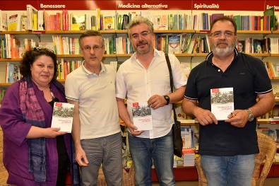 Da sinistra: Francesca Albergamo, figlia di un partigiano, Valerio Varesi, giornalista e scrittore, l'autore Angelo Sicilia e Orazio pavignani dell'Associazione Nazionale Divisione Acqui.